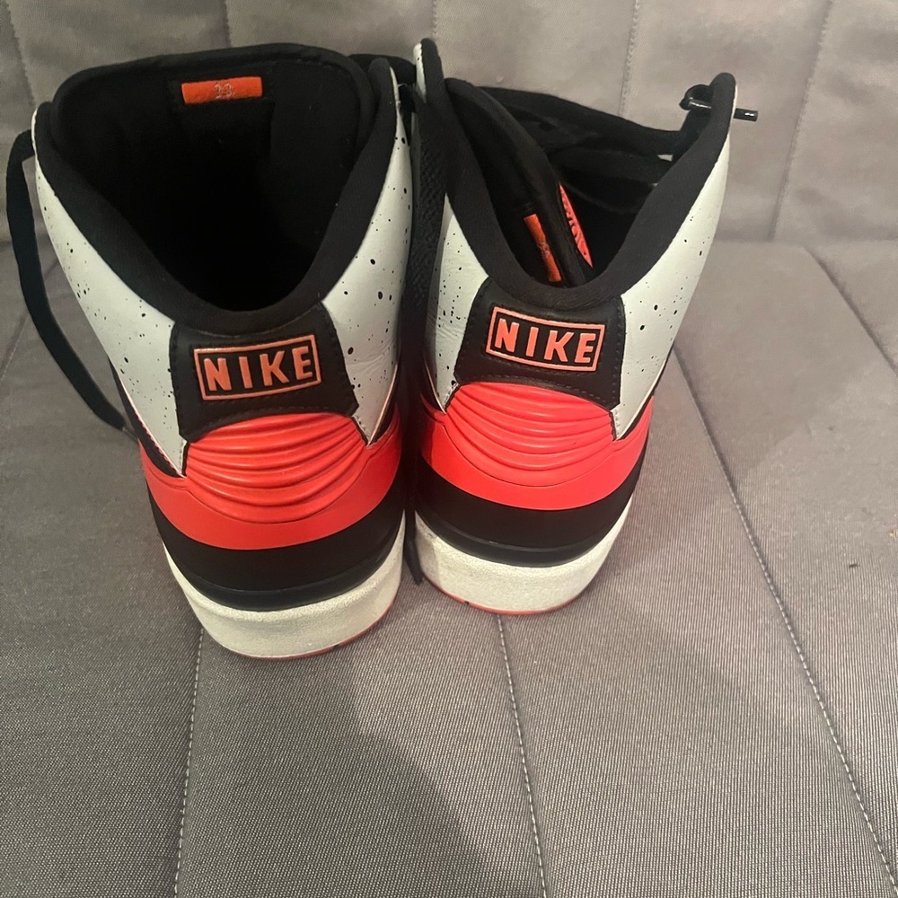 Retro 2 men size 9 preowned good condition - Picture 2 of 9